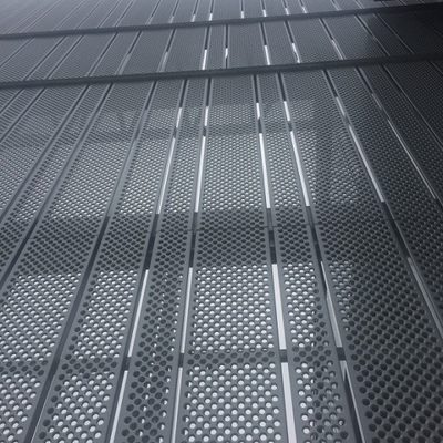 Il GI di JIS G3302 ha perforato caldo dello strato immerso per il recinto Machinery Guards dell'azienda agricola