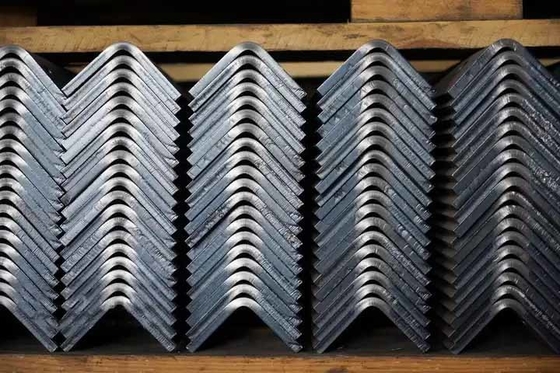 Acciaio ad angolo galvanizzato a caldo / acciaio ad angolo galvanizzato ASTM A36