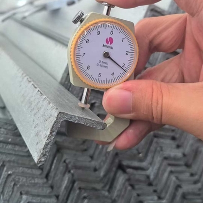 Acciaio ad angolo galvanizzato a caldo / barra angolare ASTM A36 Larghezza 30/40/50mm