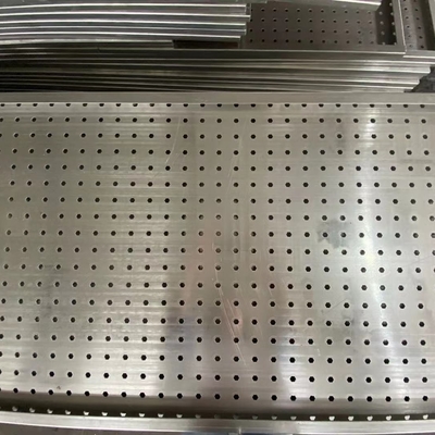 il foro di quadrato galvanizzato decorazione del patè di spessore di 1.0mm ha scanalato lo strato di alluminio